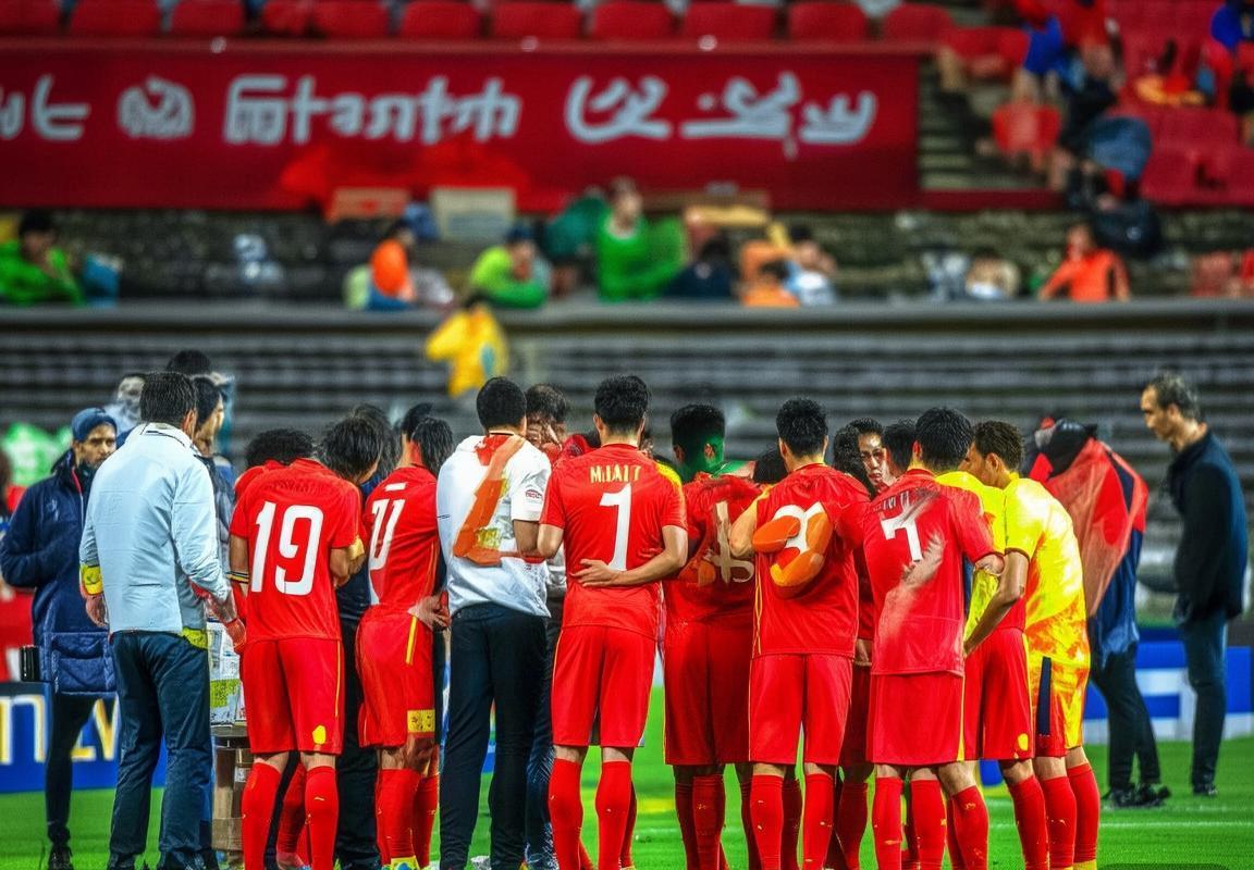 中国男足激战卡塔尔：球迷热情助力，共筑胜利曙光(图2)