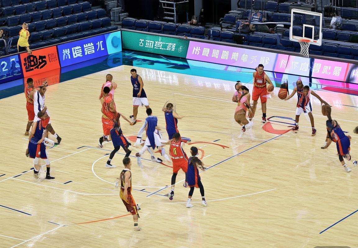 2016年CBA上海VS深圳经典对决：扣篮三分盛宴回顾(图2)