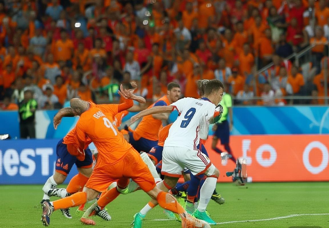 2014世界杯揭幕战：荷兰5-1西班牙经典对决解析(图2)