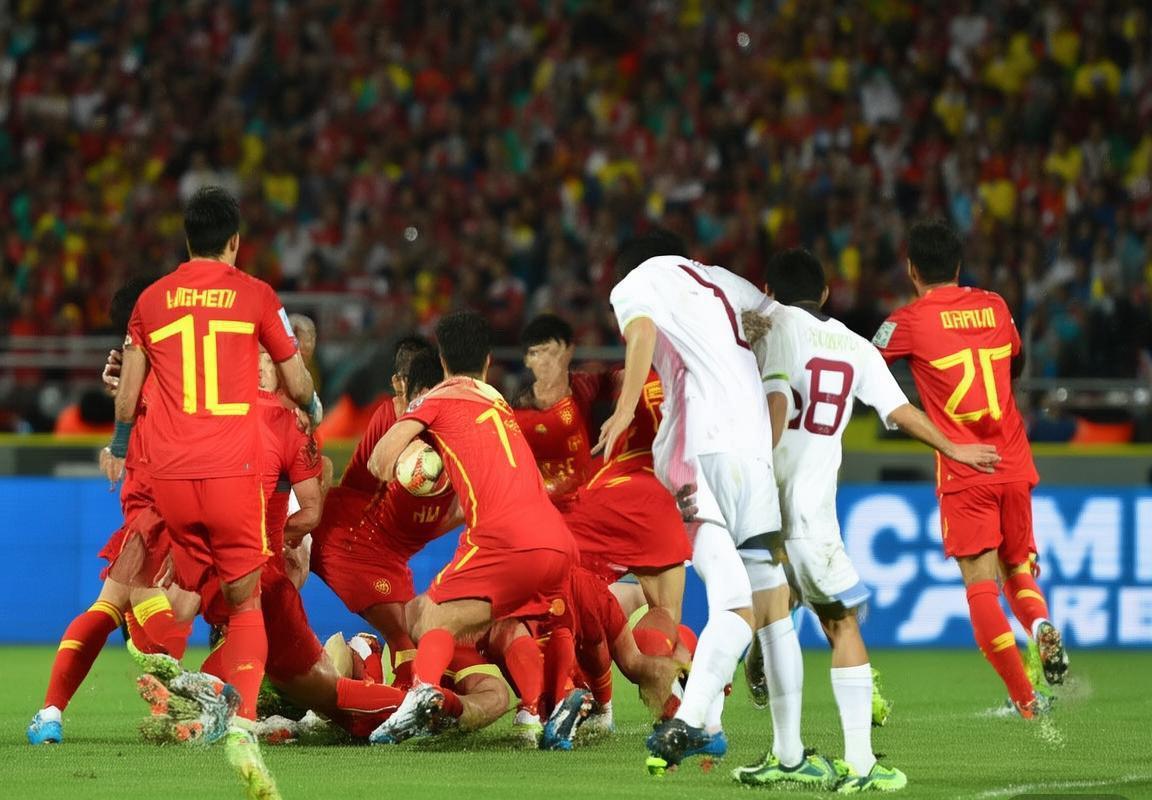 中国男足激战卡塔尔：球迷热情助力，共筑胜利曙光(图3)